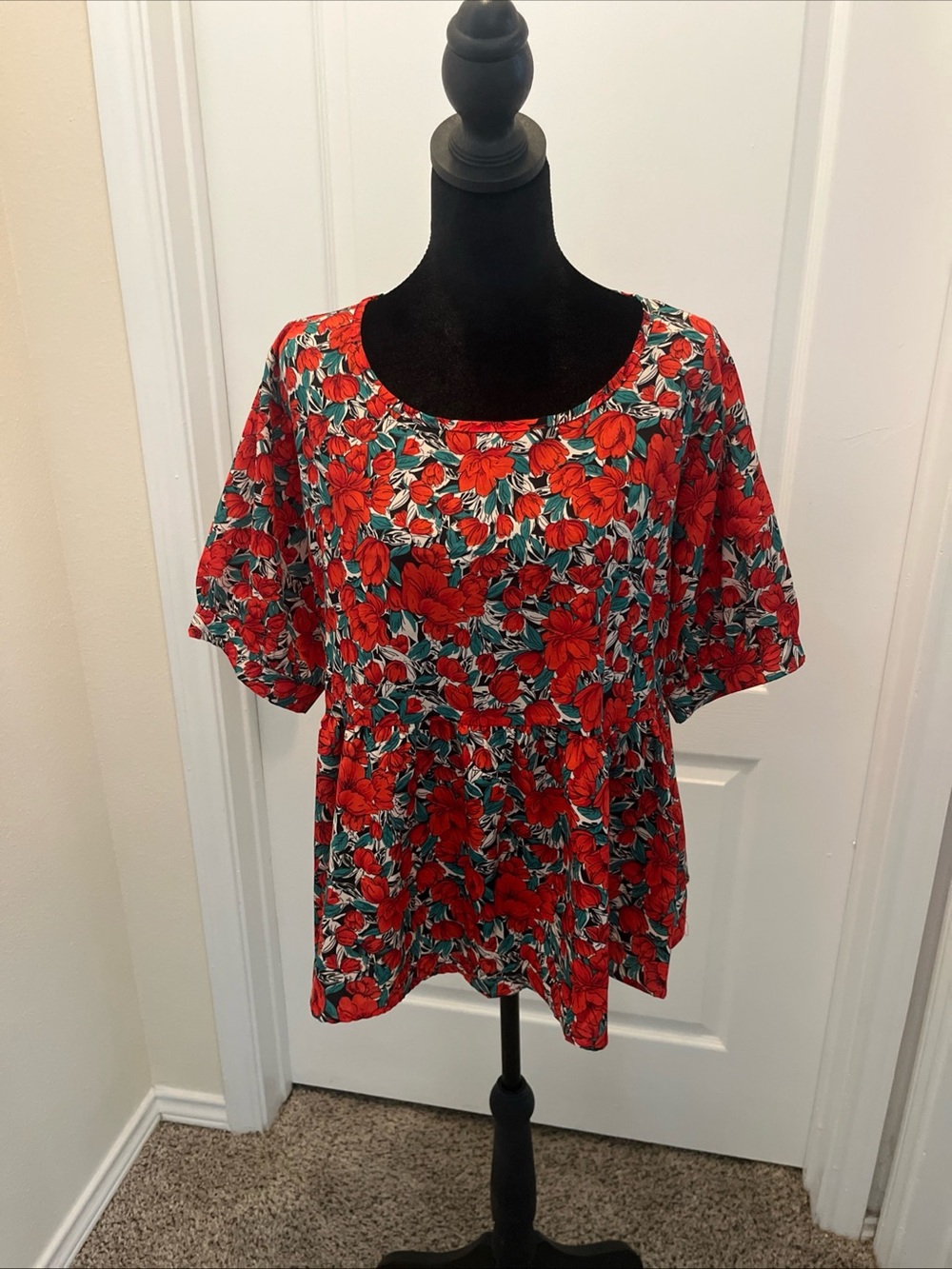 Women's Red Floral Short Sleeve Top XL Loose Fit Lightweight